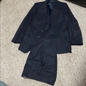 Vintage 100% wool 3 pc Men's navy Pinstripe vested Suit in like new condition